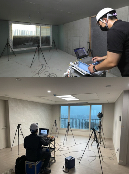 (위쪽) DL이앤씨 직원이 한 신축 아파트 공사 현장에서 중량 충격음 테스트를 진행하고 있다. <DL이앤씨 제공>  우미건설 직원이 층간소음 저감 바닥구조를 시험 중이다. <우미건설 제공>